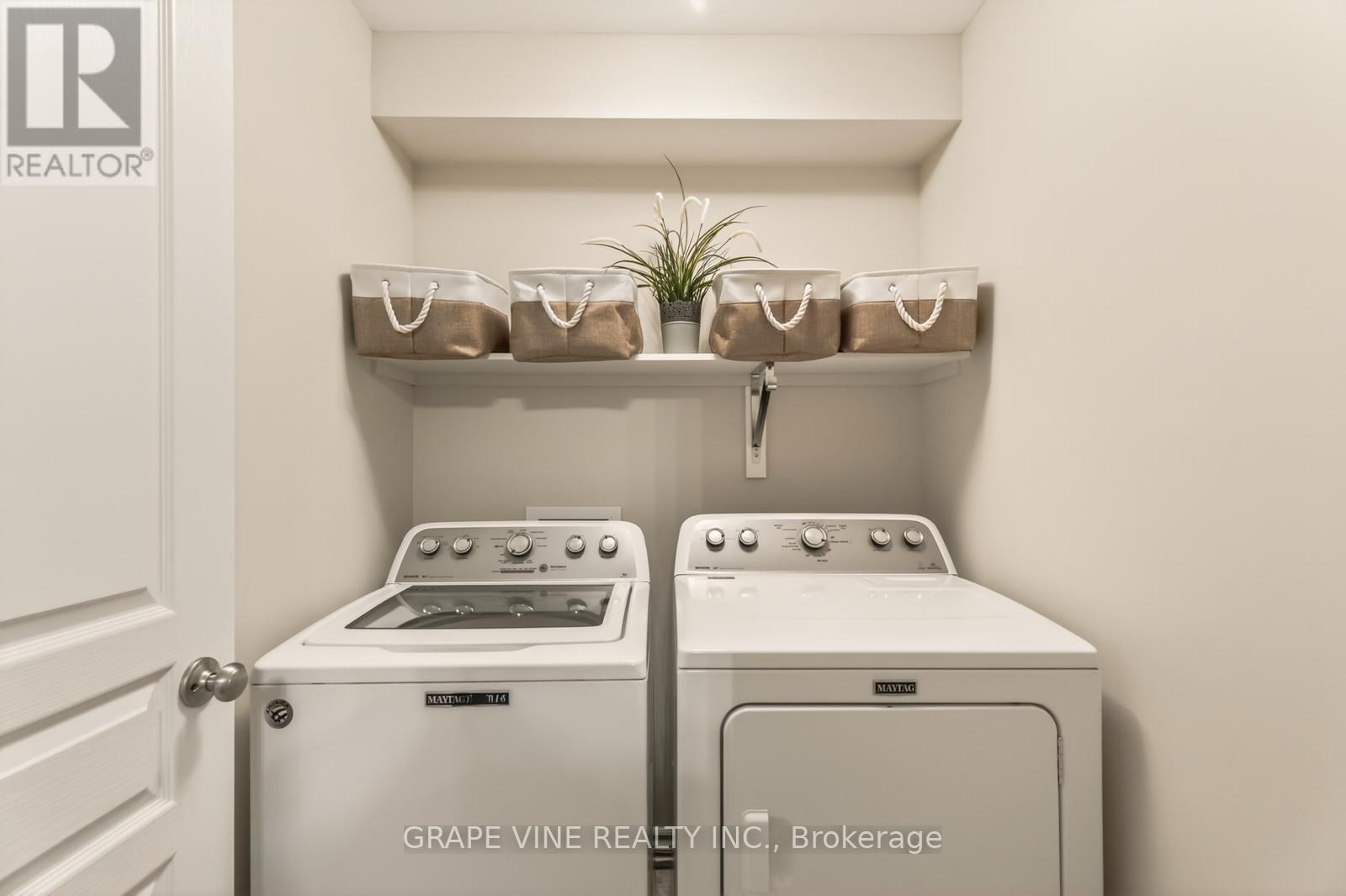 383 MEMORIAL GROVE Image 24