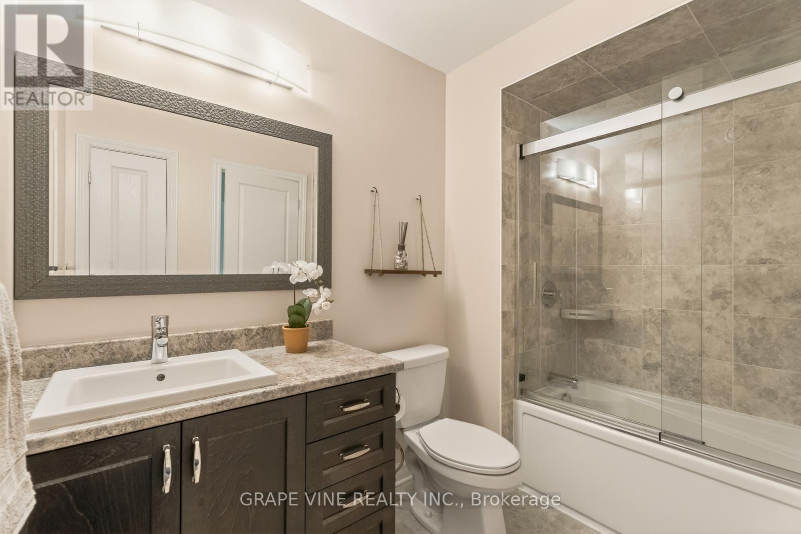 383 MEMORIAL GROVE Image 25