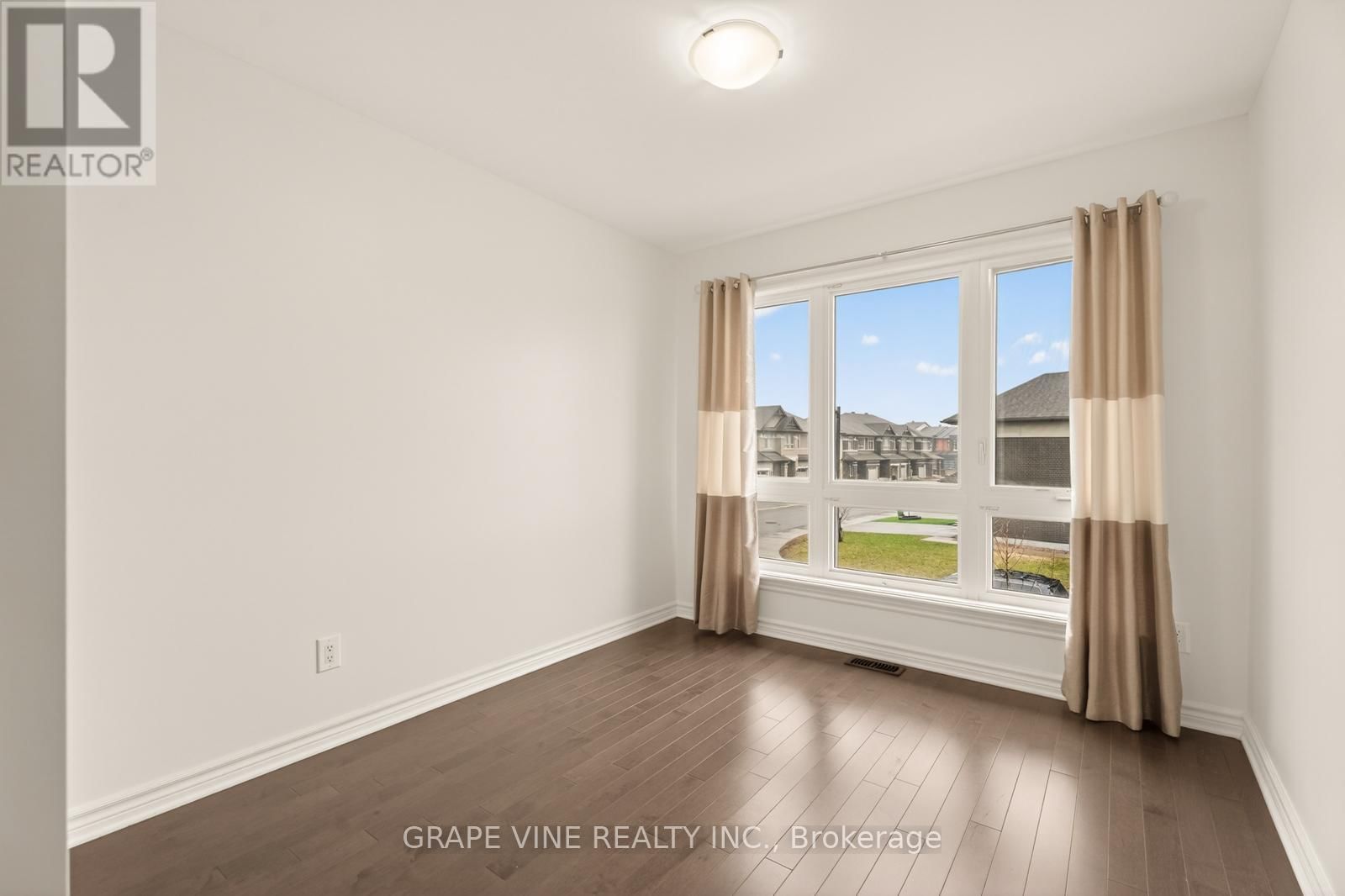 383 MEMORIAL GROVE Image 26