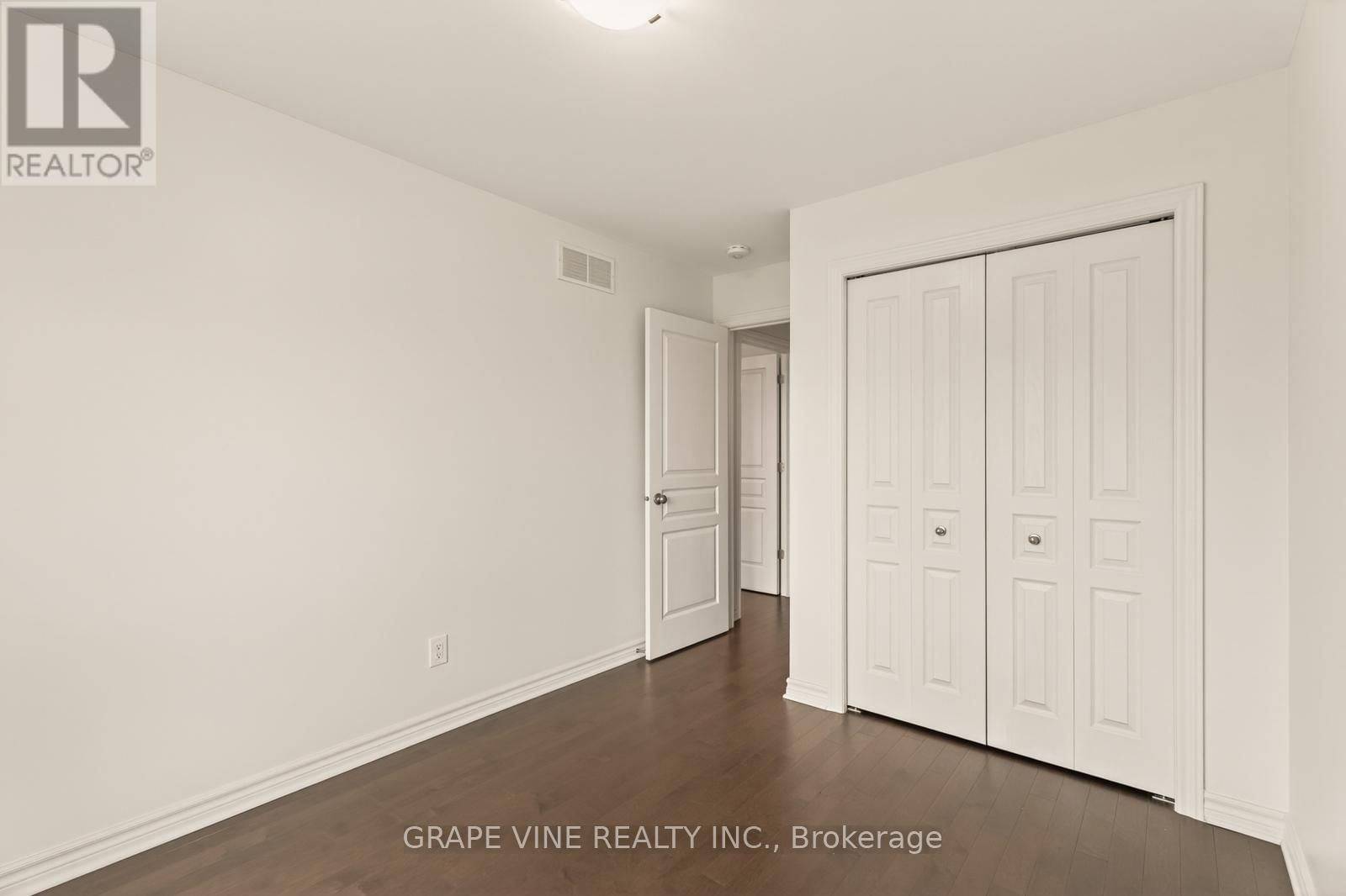 383 MEMORIAL GROVE Image 27