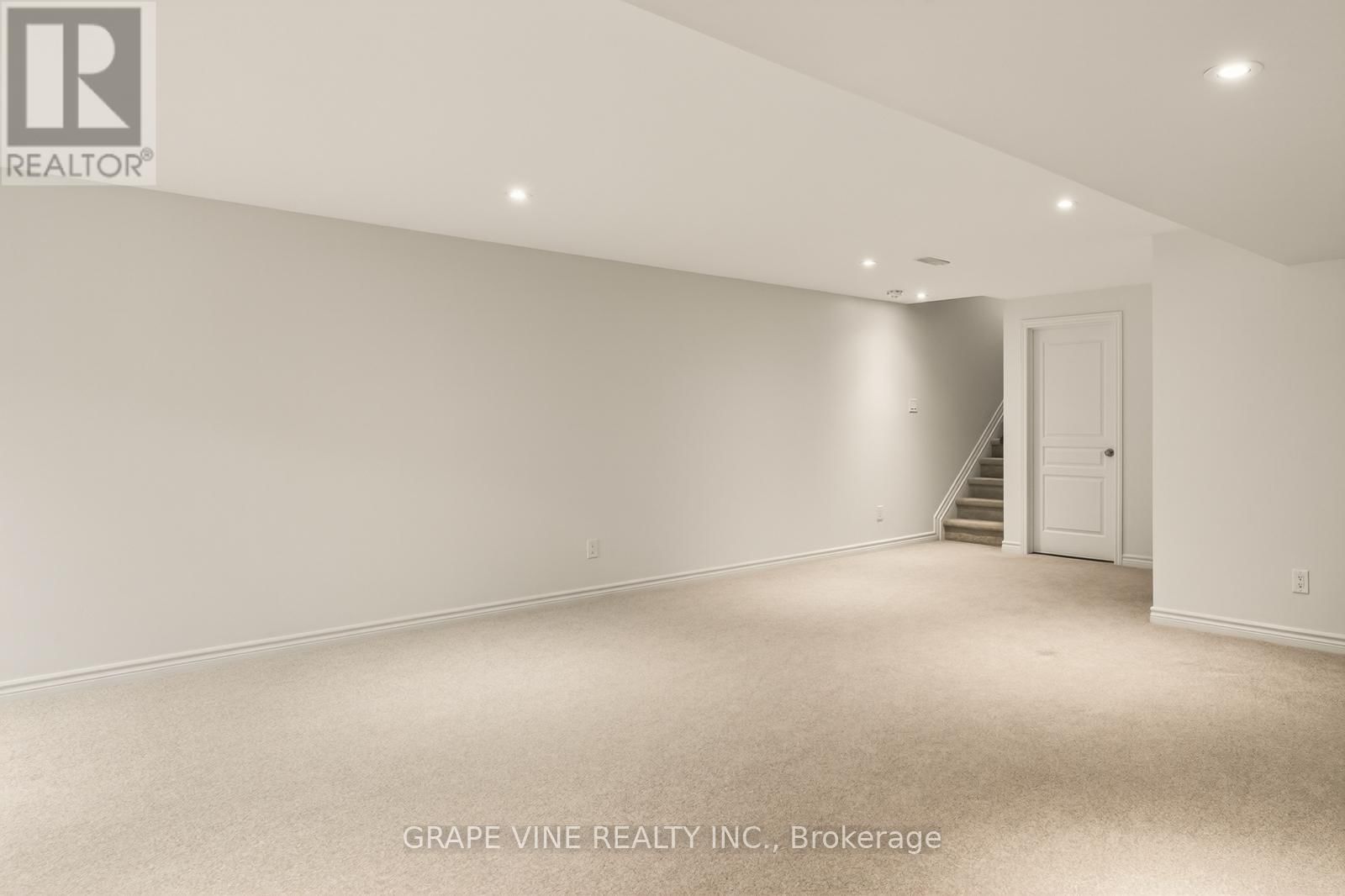 383 MEMORIAL GROVE Image 30