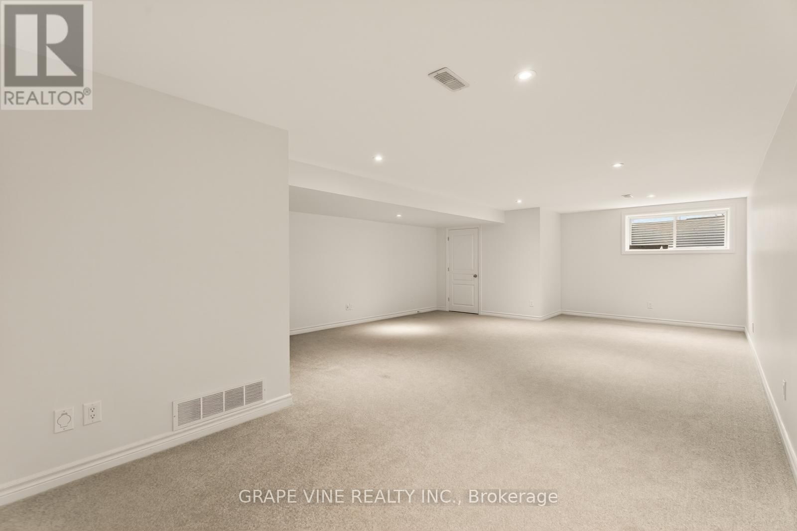 383 MEMORIAL GROVE Image 31