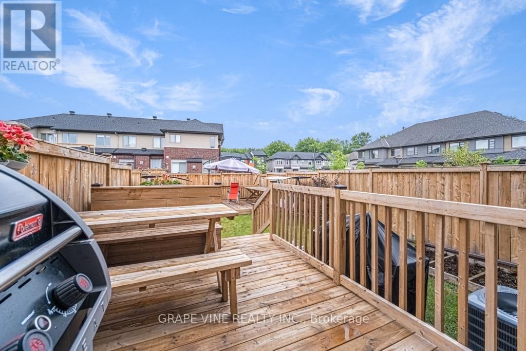 383 MEMORIAL GROVE Image 34