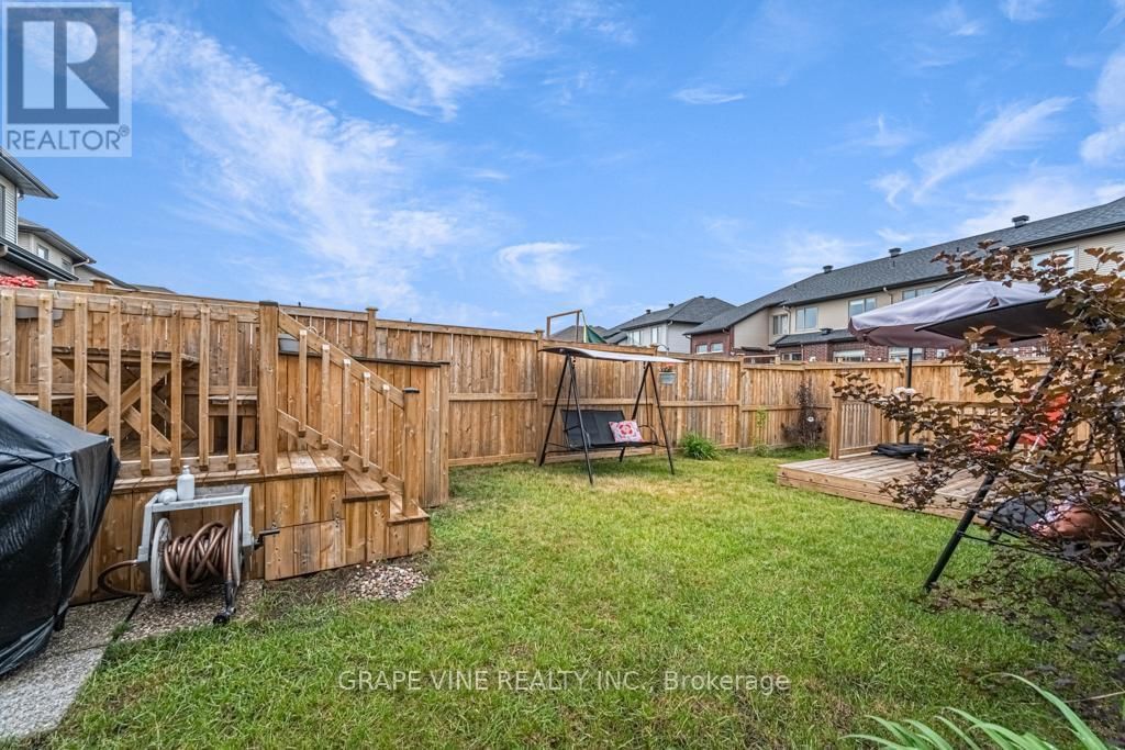 383 MEMORIAL GROVE Image 36