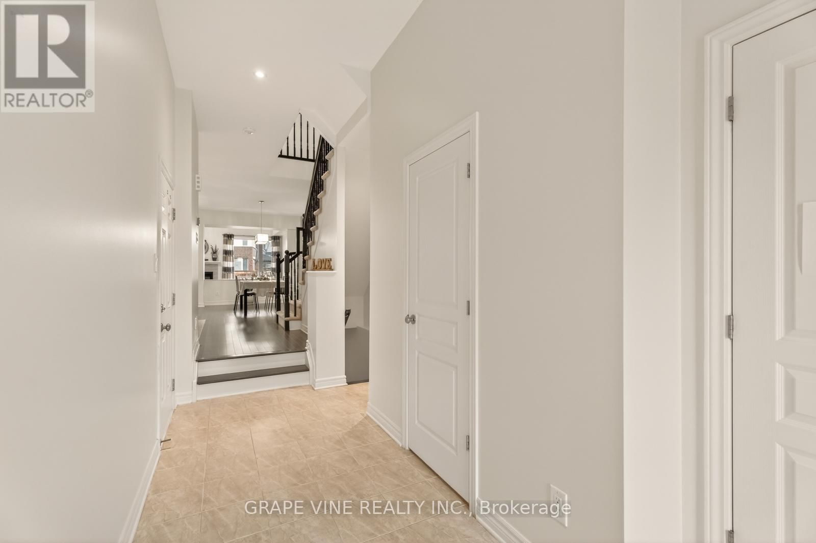 383 MEMORIAL GROVE Image 4