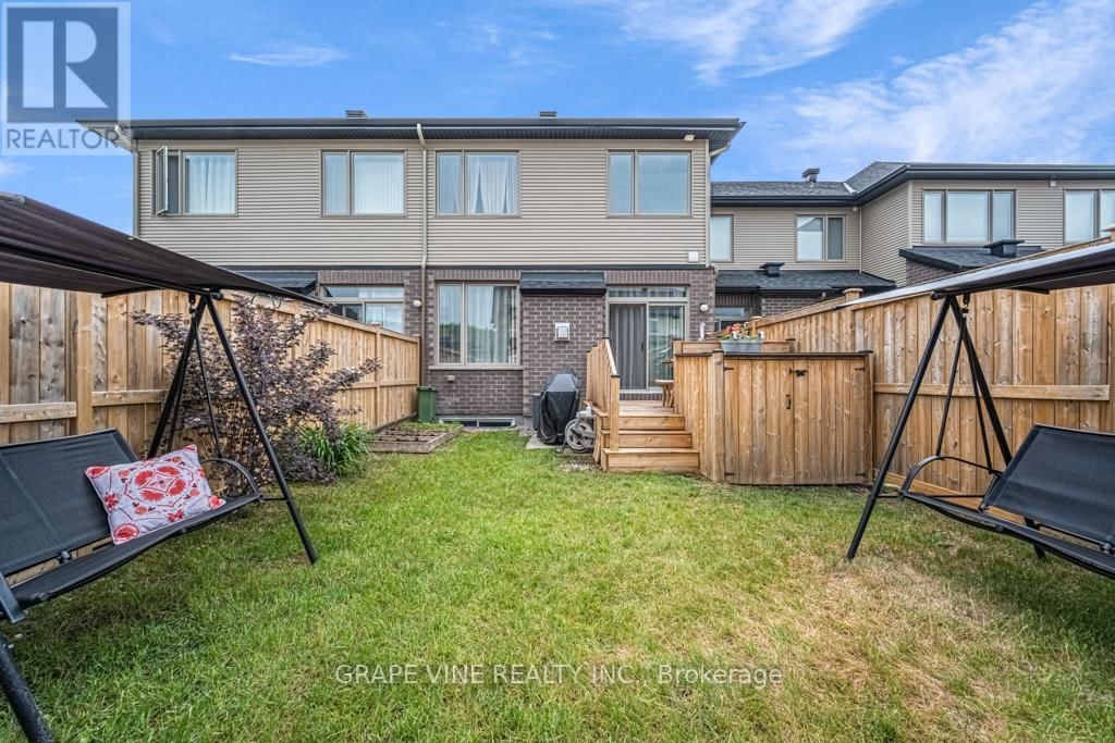 383 MEMORIAL GROVE Image 40