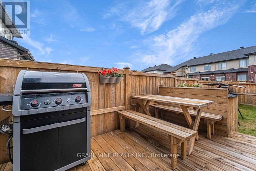 383 MEMORIAL GROVE Image 41