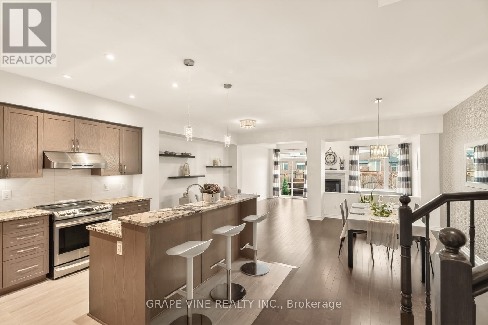 383 MEMORIAL GROVE Image 6