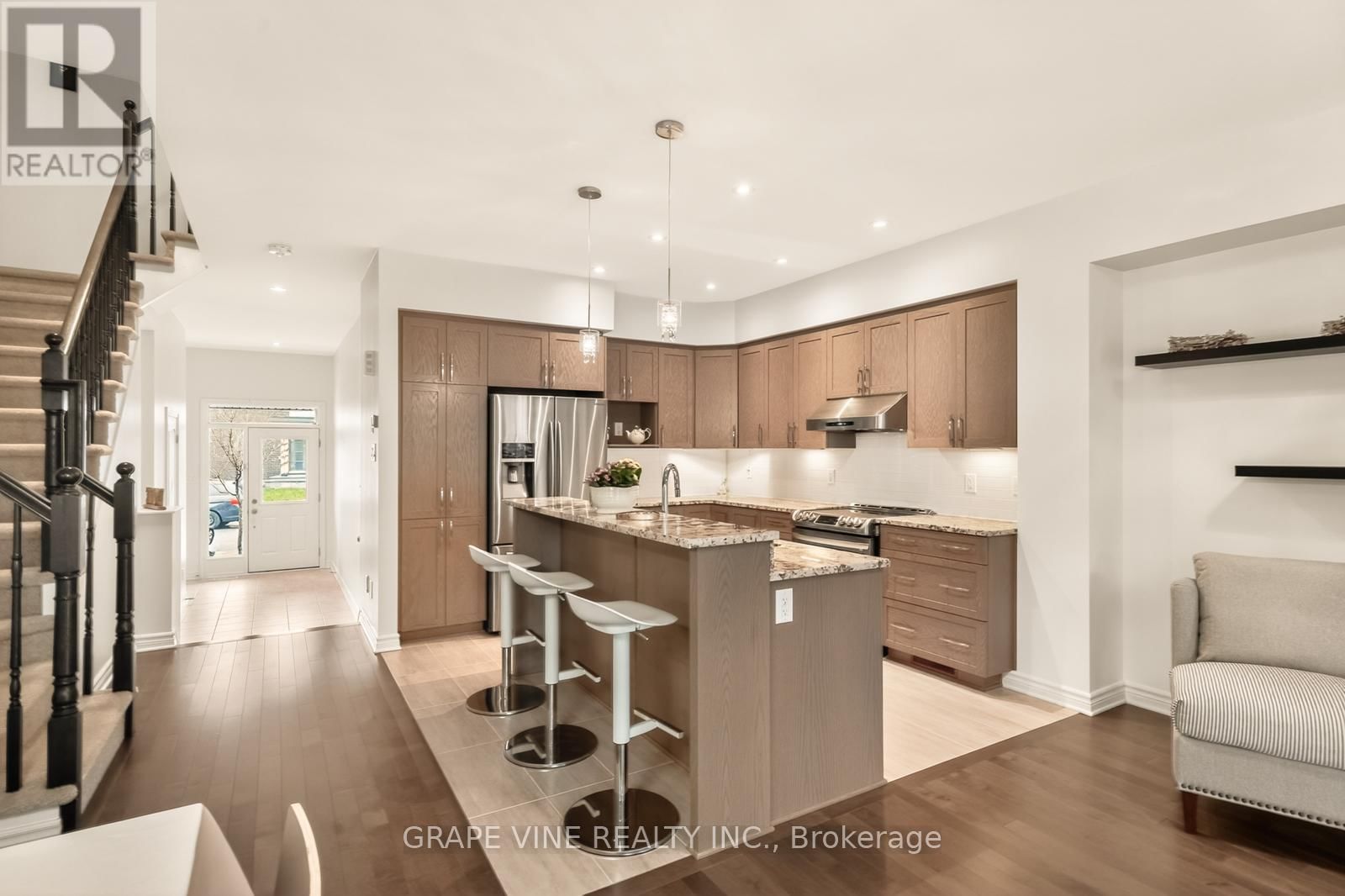 383 MEMORIAL GROVE Image 8