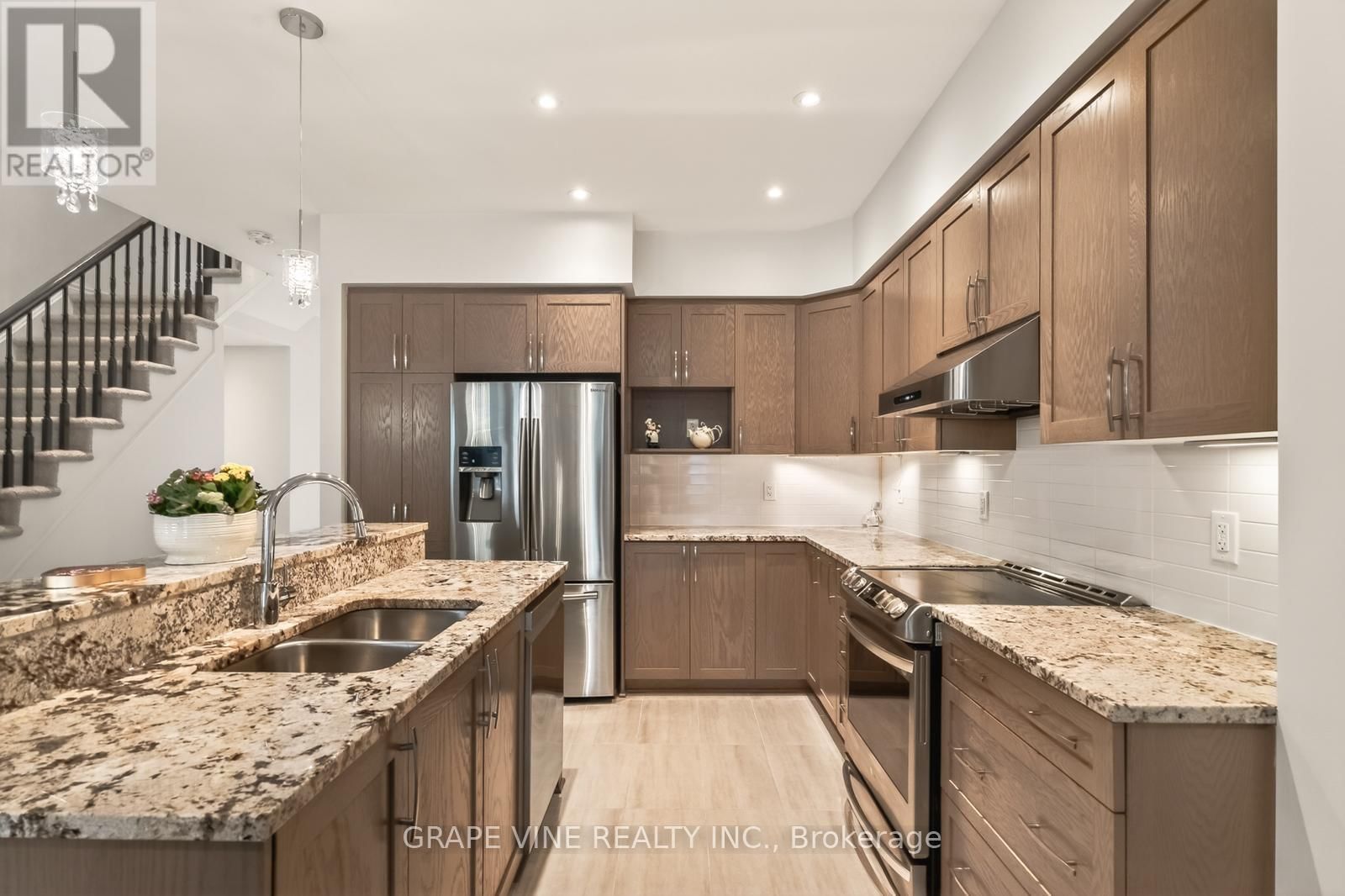 383 MEMORIAL GROVE Image 9