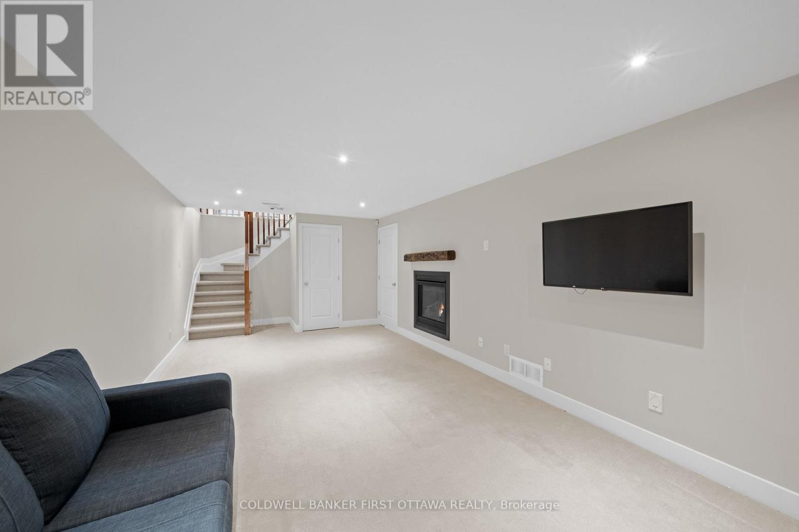 278 FERGUS CRESCENT Image 25