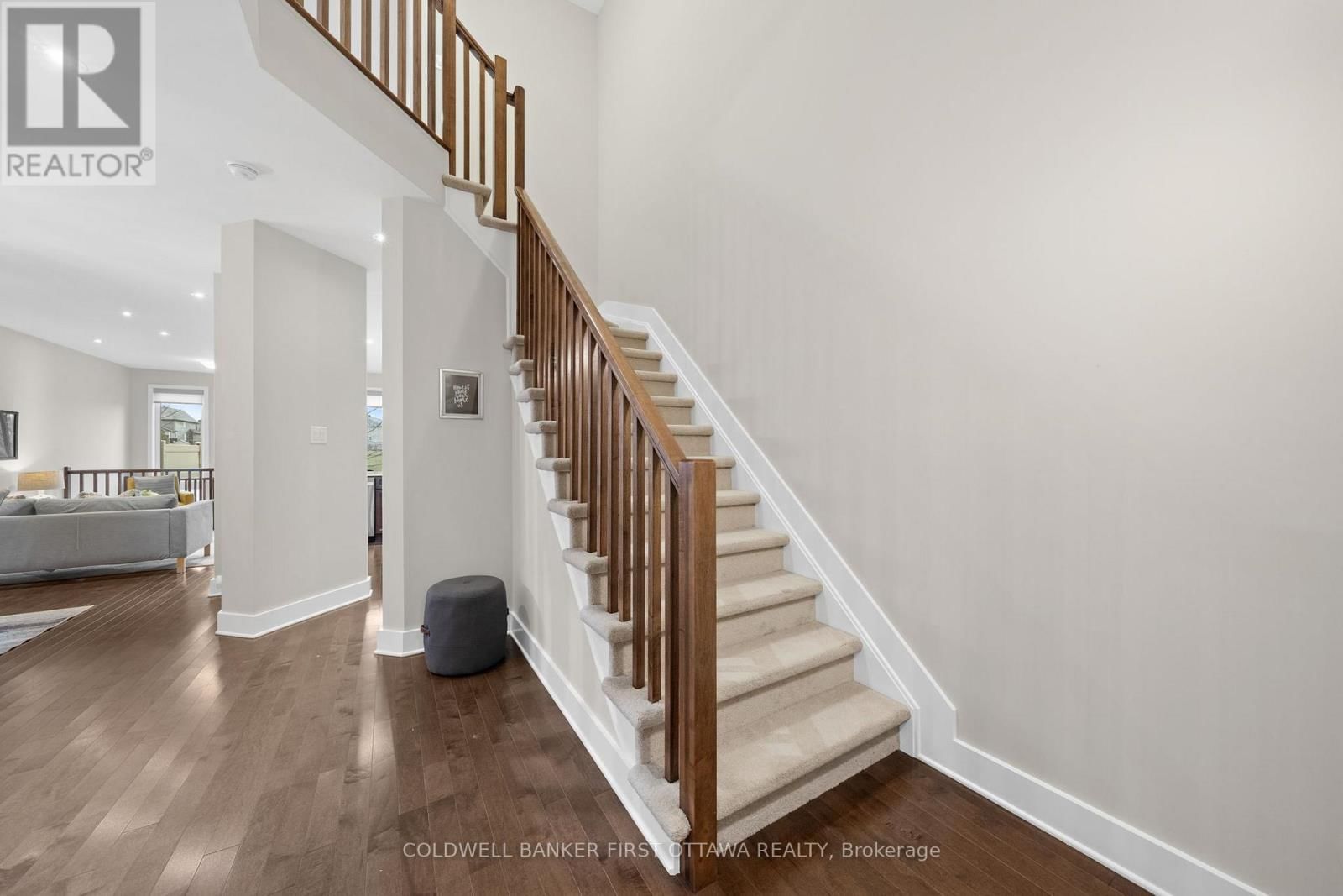 278 FERGUS CRESCENT Image 3