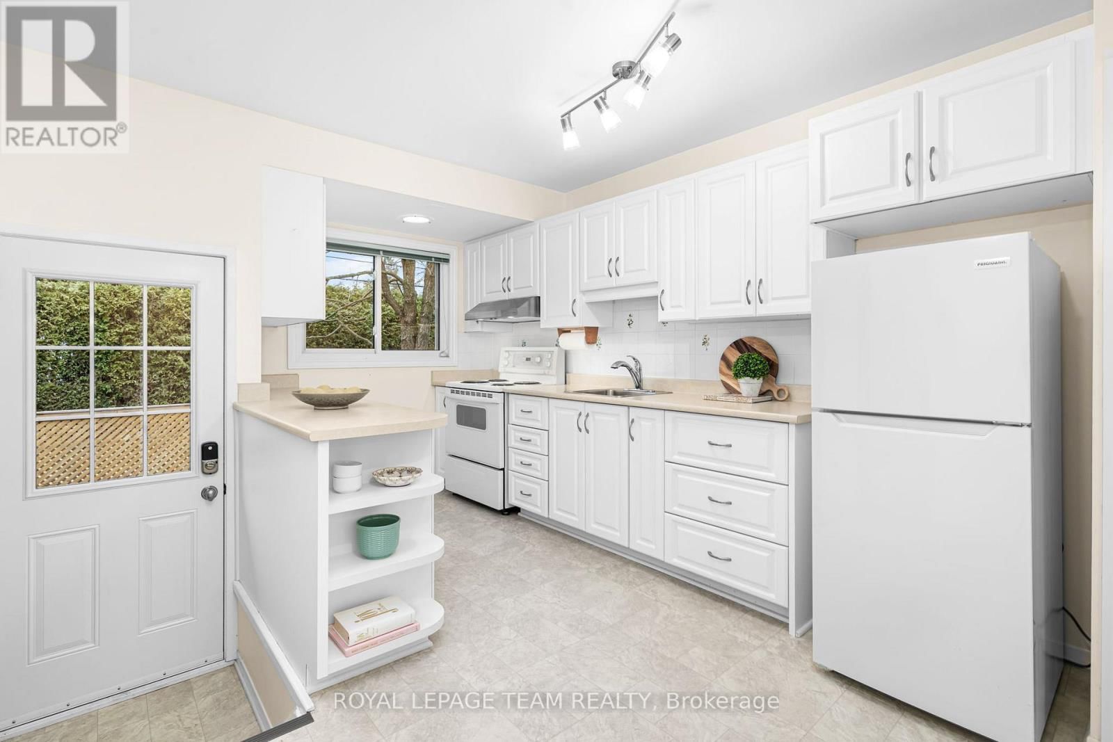 30 ELMSLEY CRESCENT Image 14