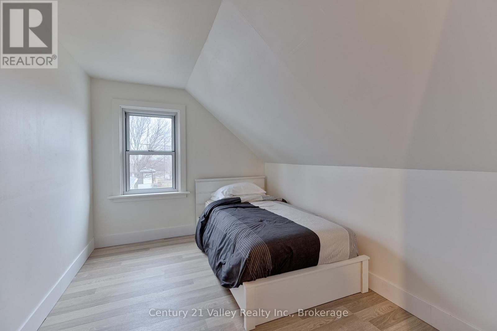 78 GRAHAM AVENUE Image 27