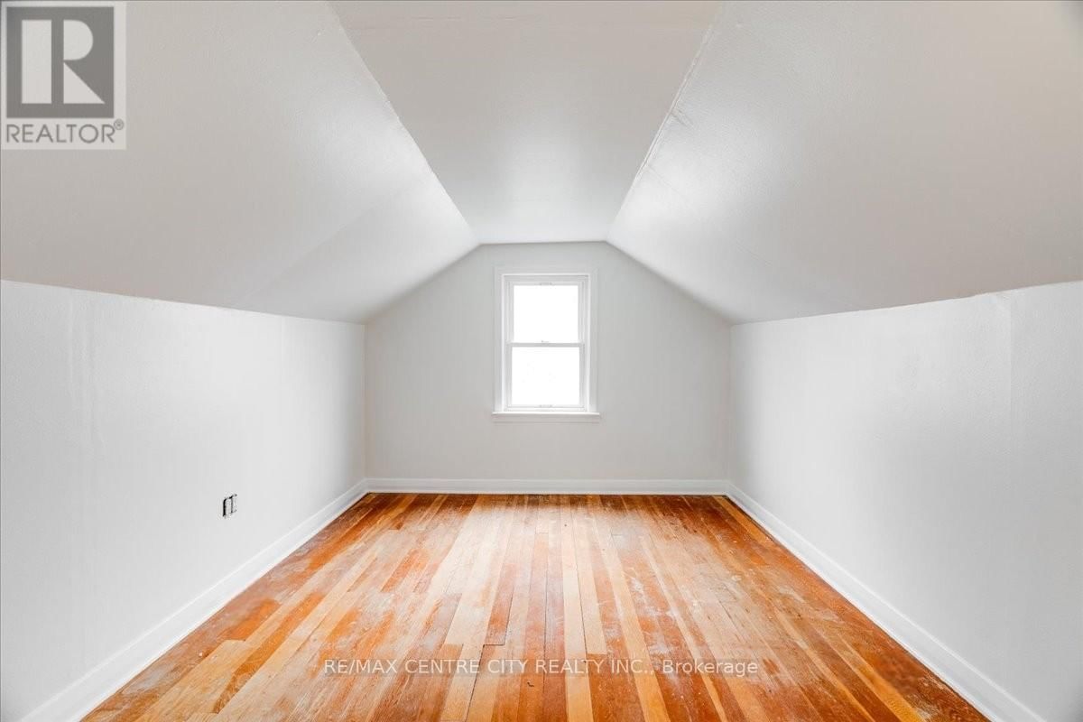 549 VICTORIA STREET Image 17