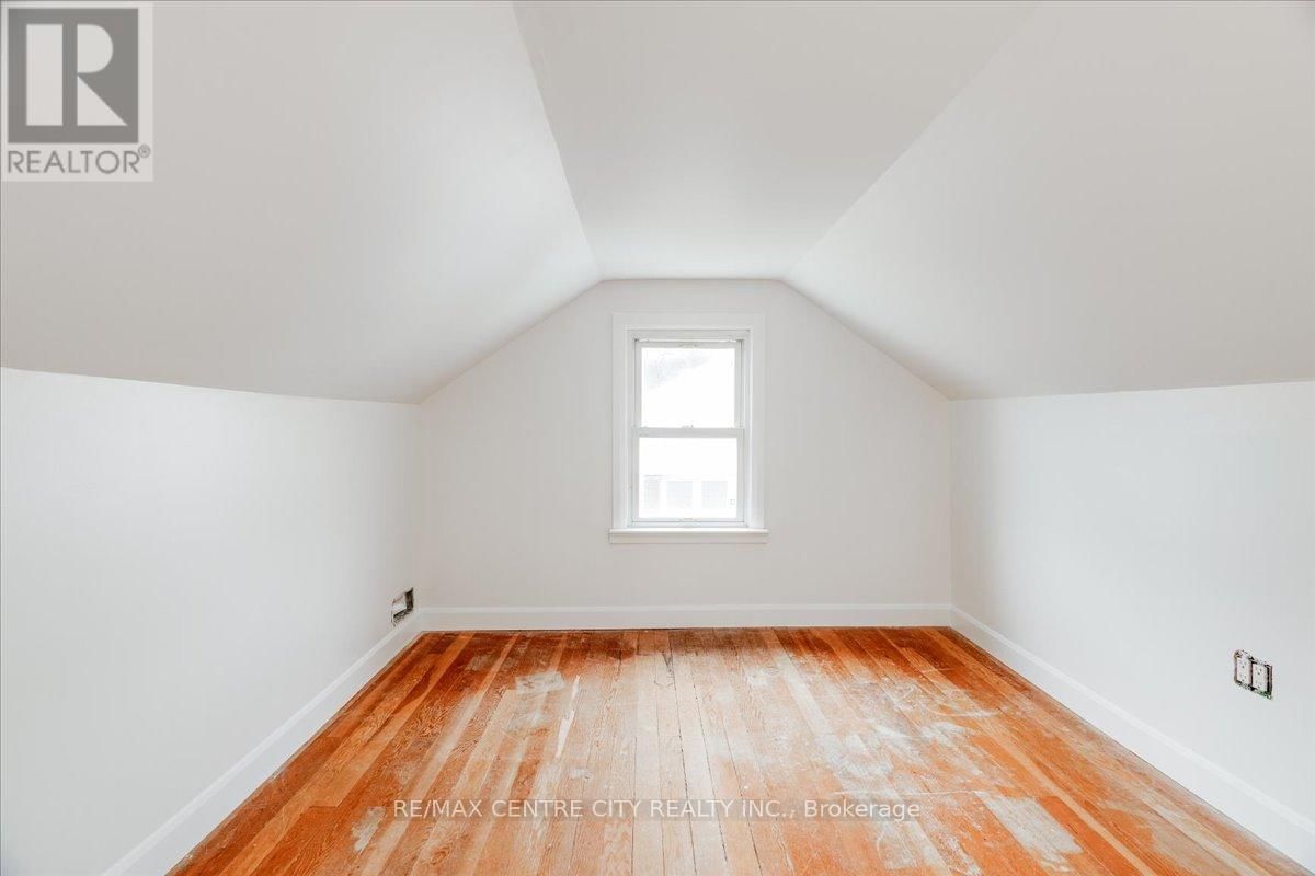 549 VICTORIA STREET Image 18