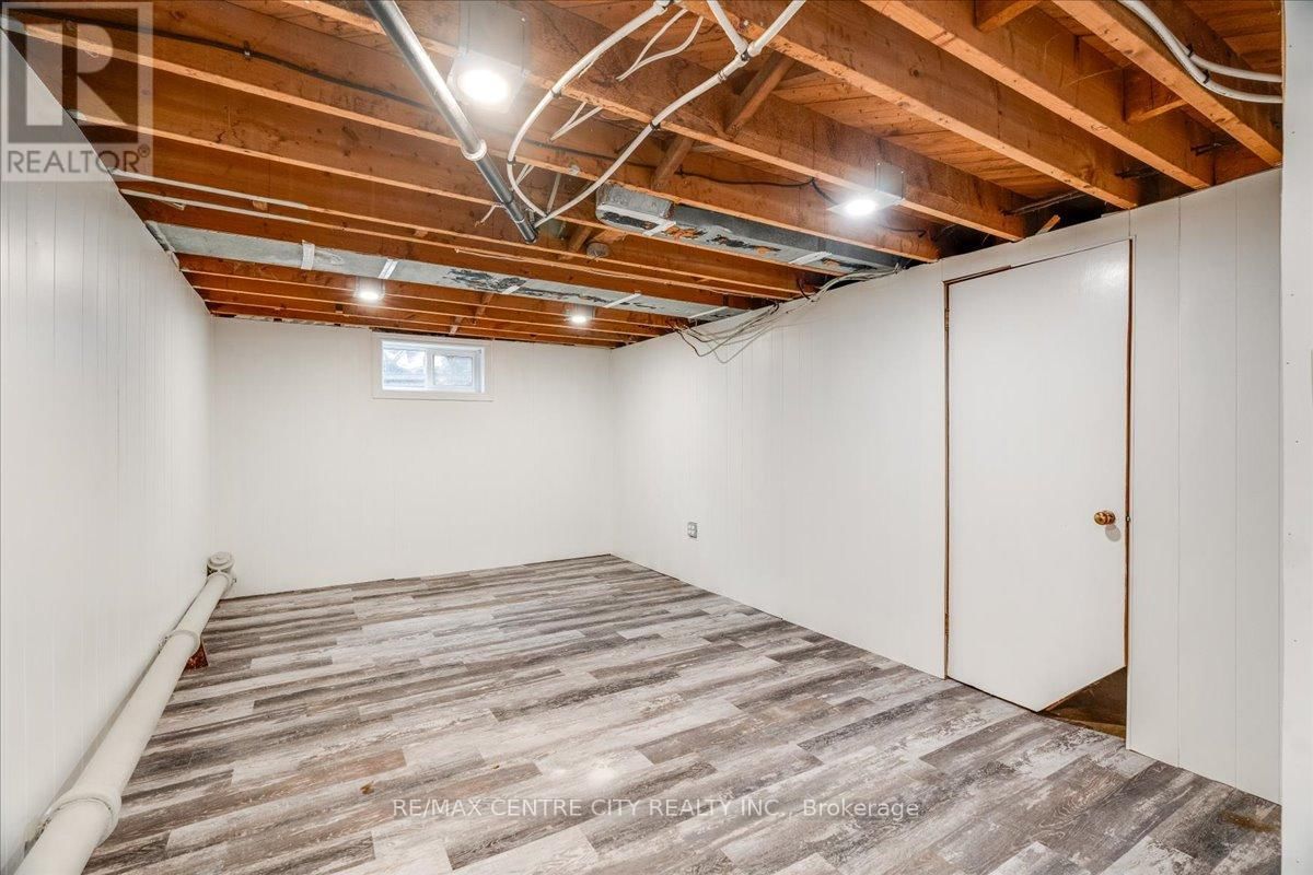 549 VICTORIA STREET Image 19