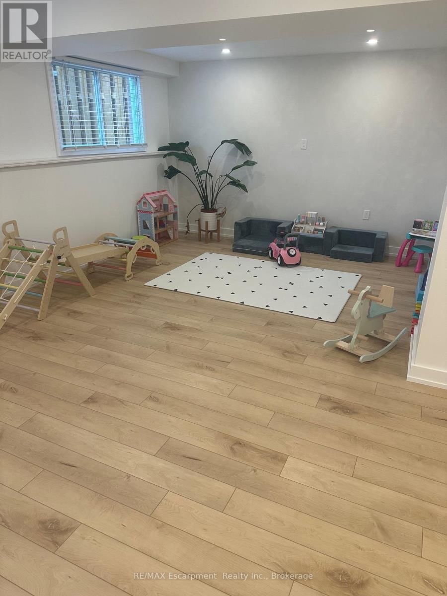 8383 MUNDARE CRESCENT Image 14