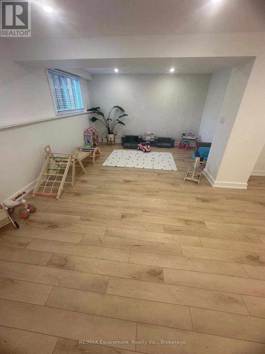 8383 MUNDARE CRESCENT Image 15