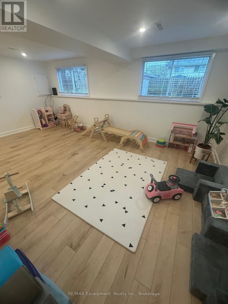 8383 MUNDARE CRESCENT Image 16