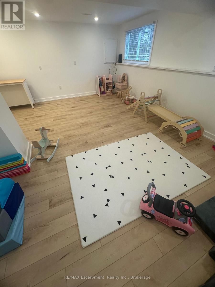 8383 MUNDARE CRESCENT Image 17