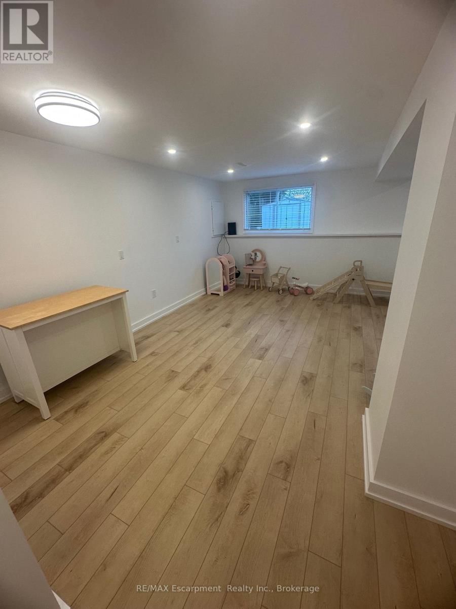 8383 MUNDARE CRESCENT Image 18