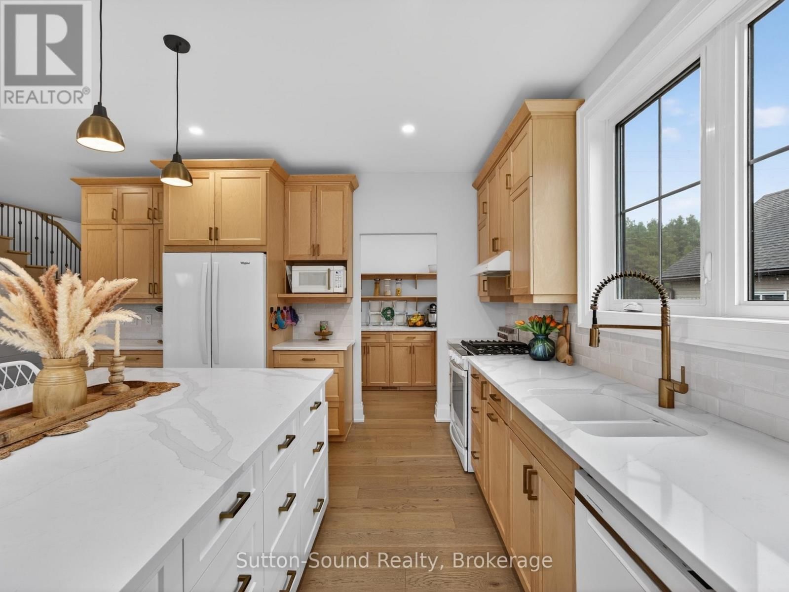 240 BRUCE STREET Image 12