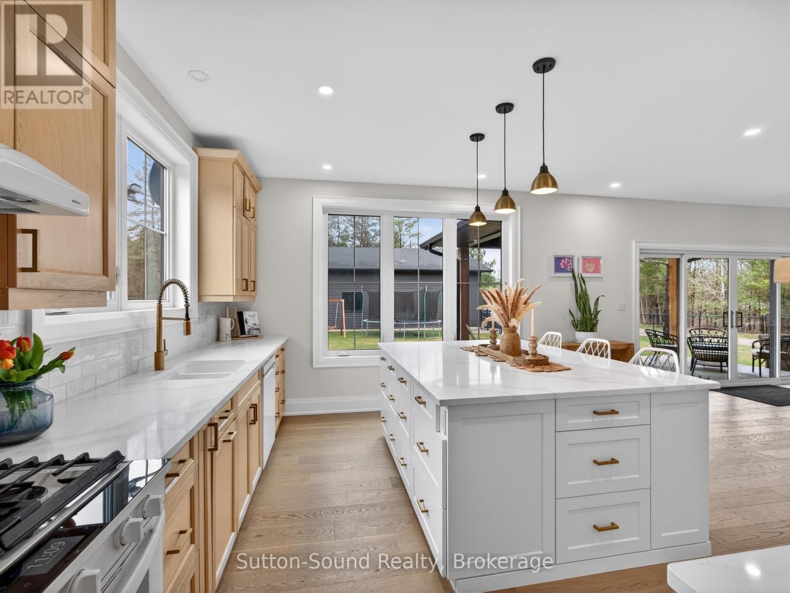 240 BRUCE STREET Image 13