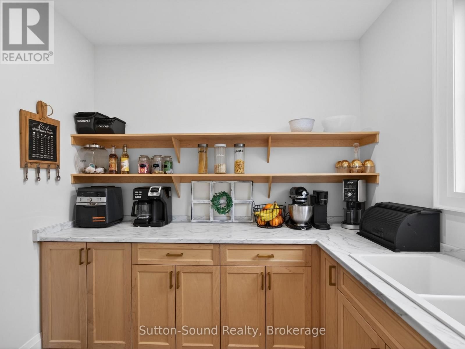 240 BRUCE STREET Image 14