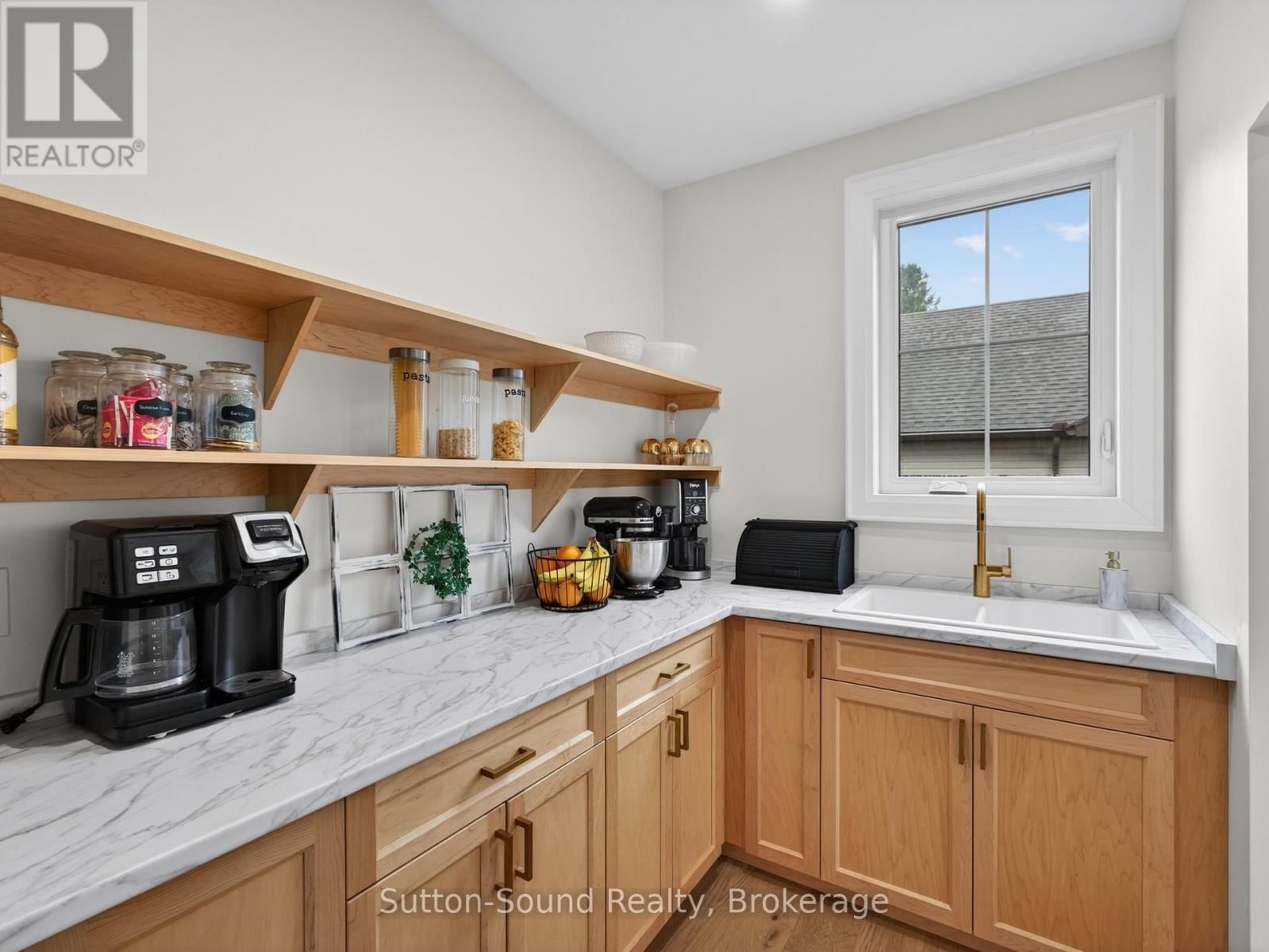 240 BRUCE STREET Image 15