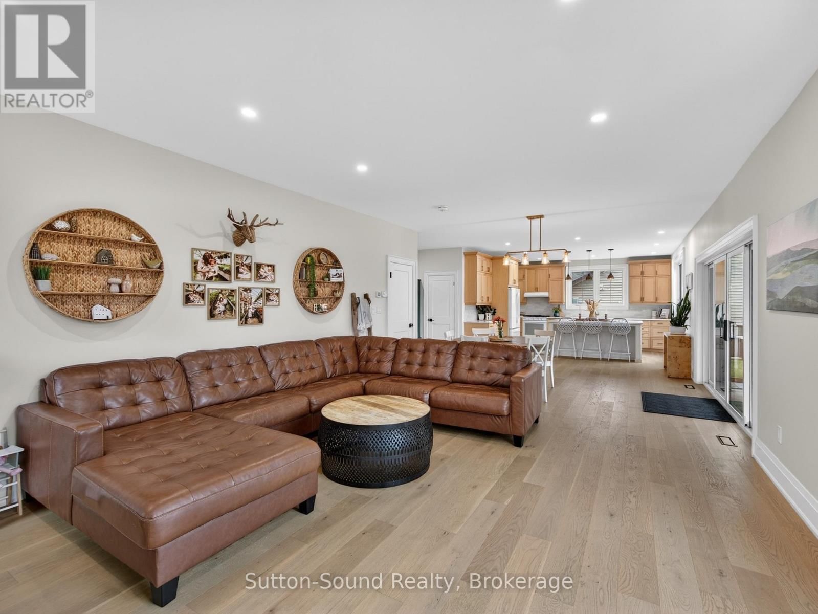 240 BRUCE STREET Image 18