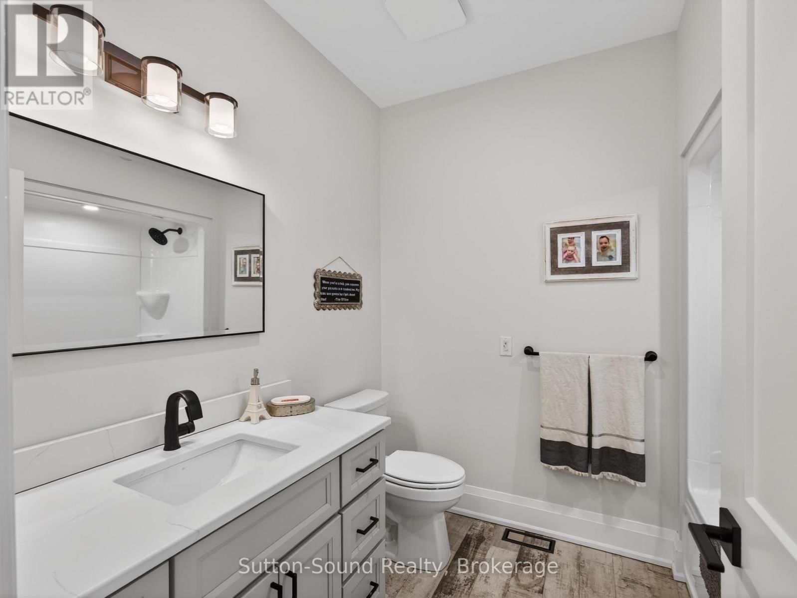 240 BRUCE STREET Image 25