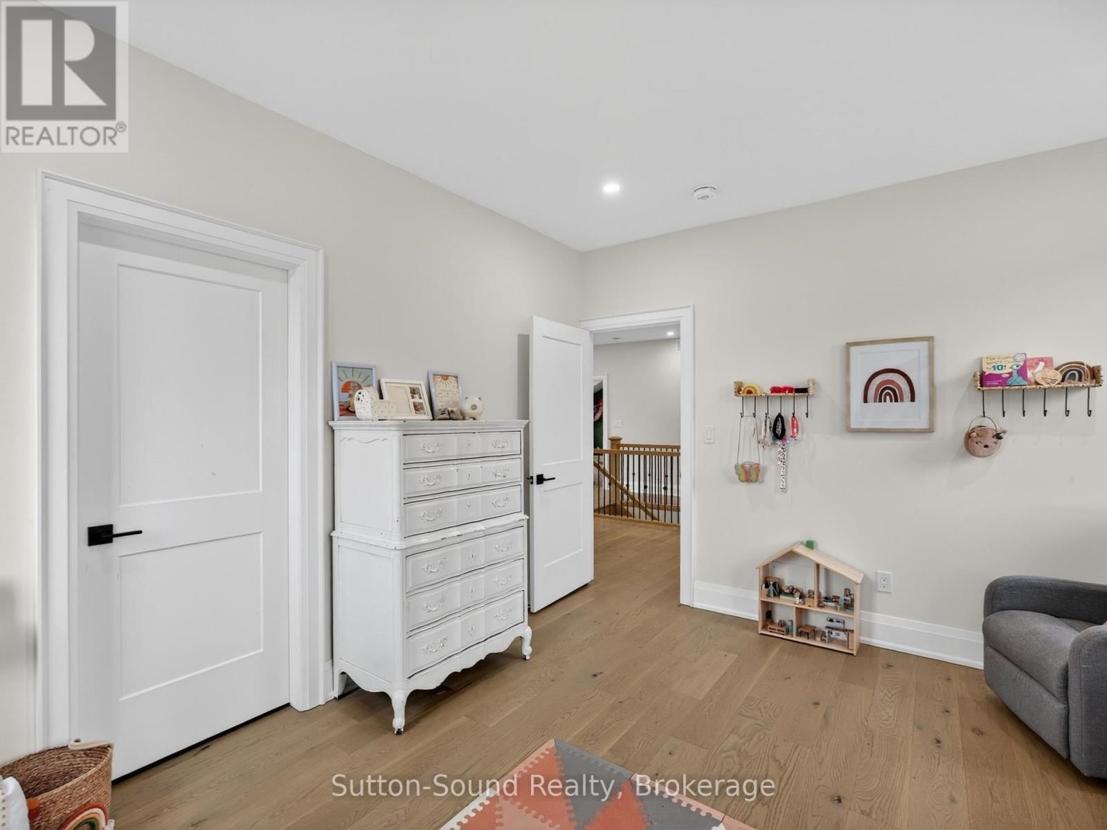 240 BRUCE STREET Image 27