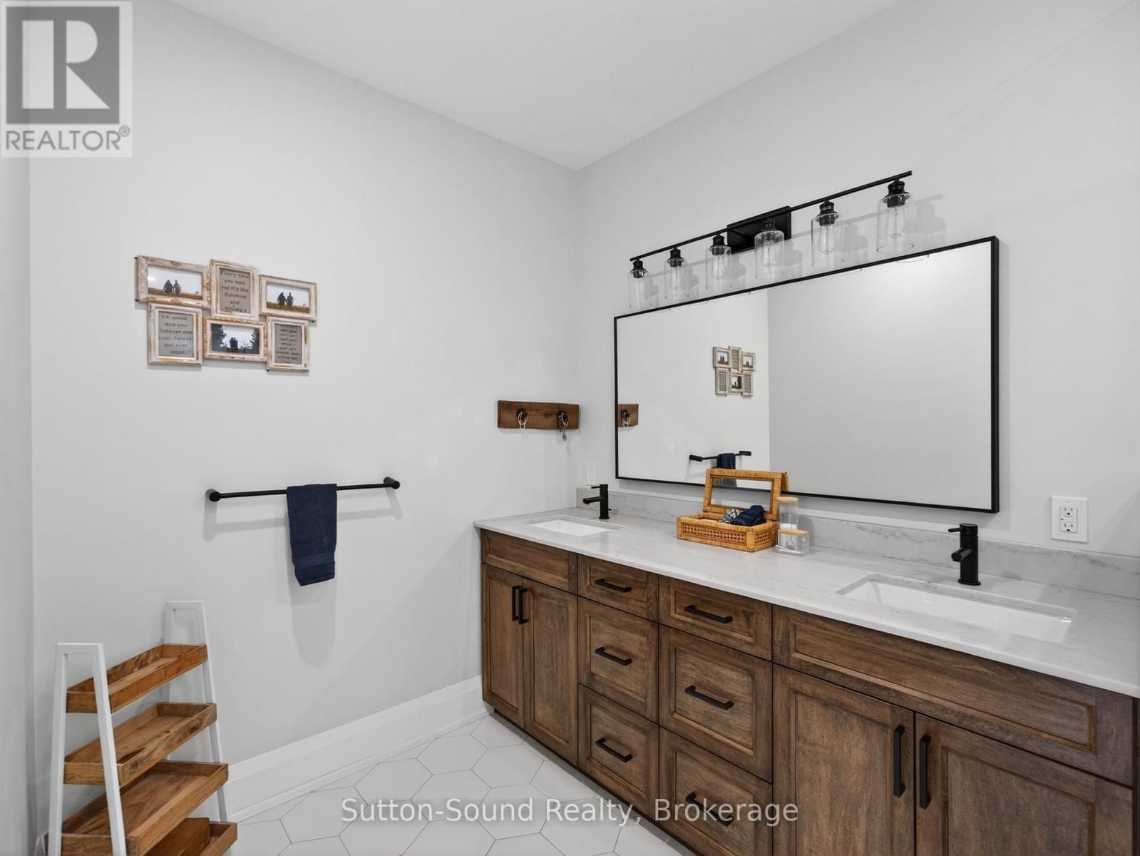 240 BRUCE STREET Image 32