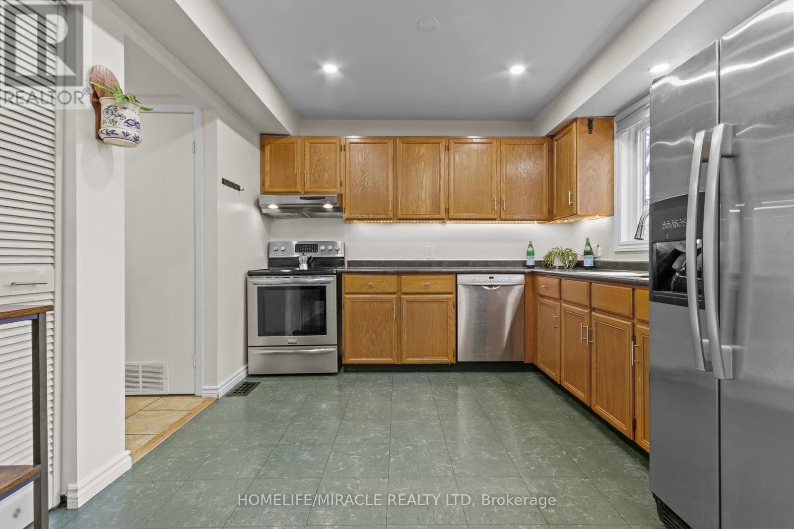 10 BALMORAL COURT Image 13