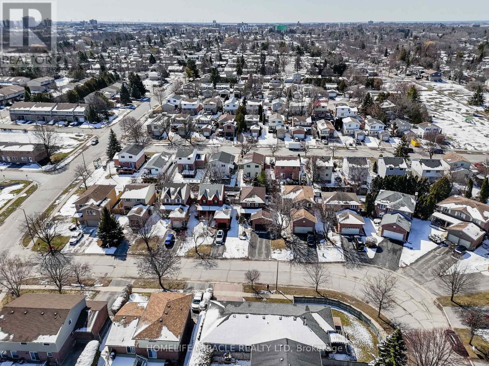 10 BALMORAL COURT Image 43