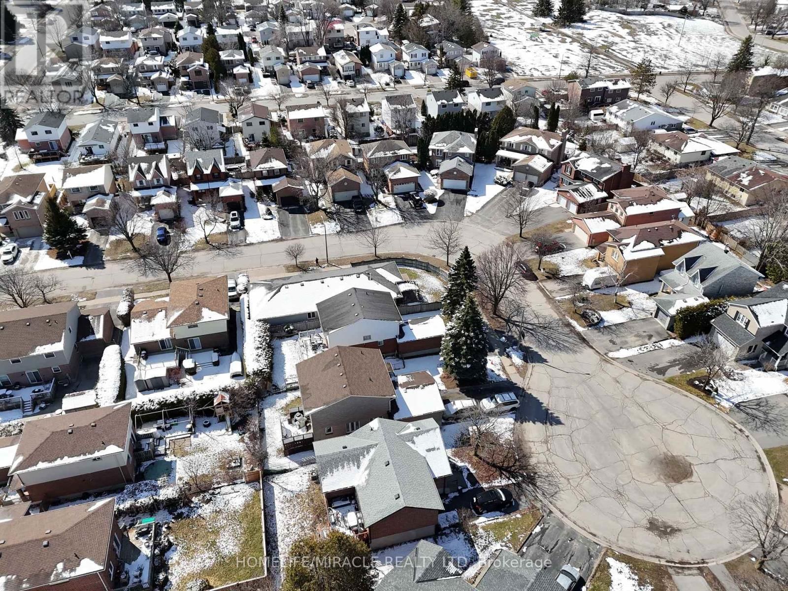 10 BALMORAL COURT Image 44