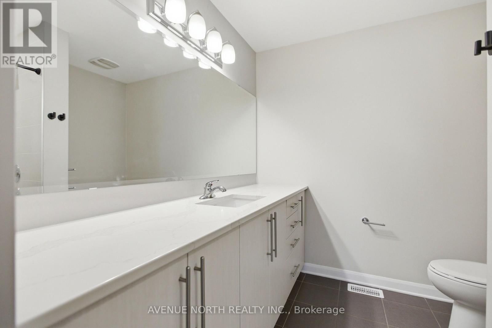 94 GARDENPOST TERRACE Image 24