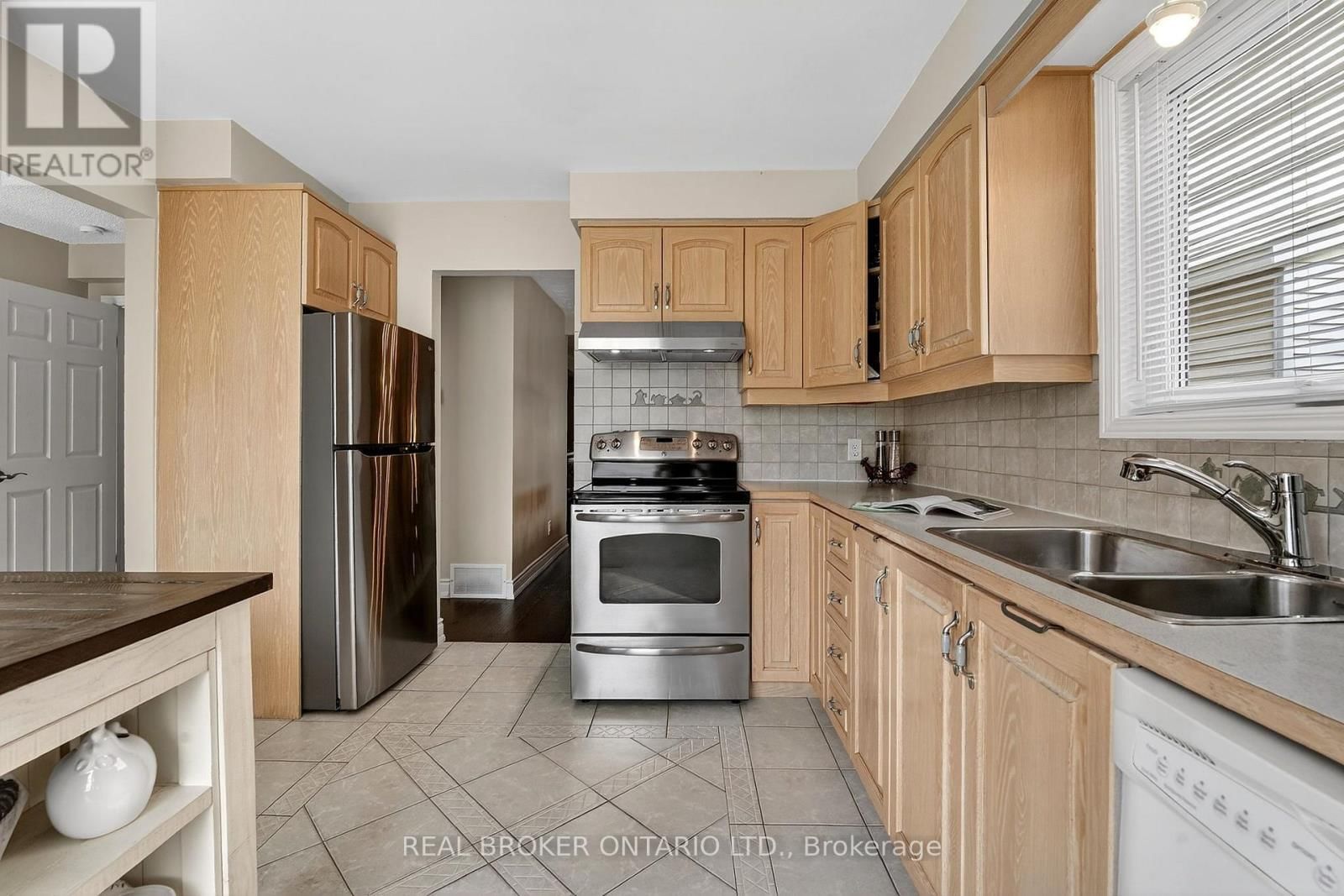 474 KNIGHTSBRIDGE CRESCENT Image 13