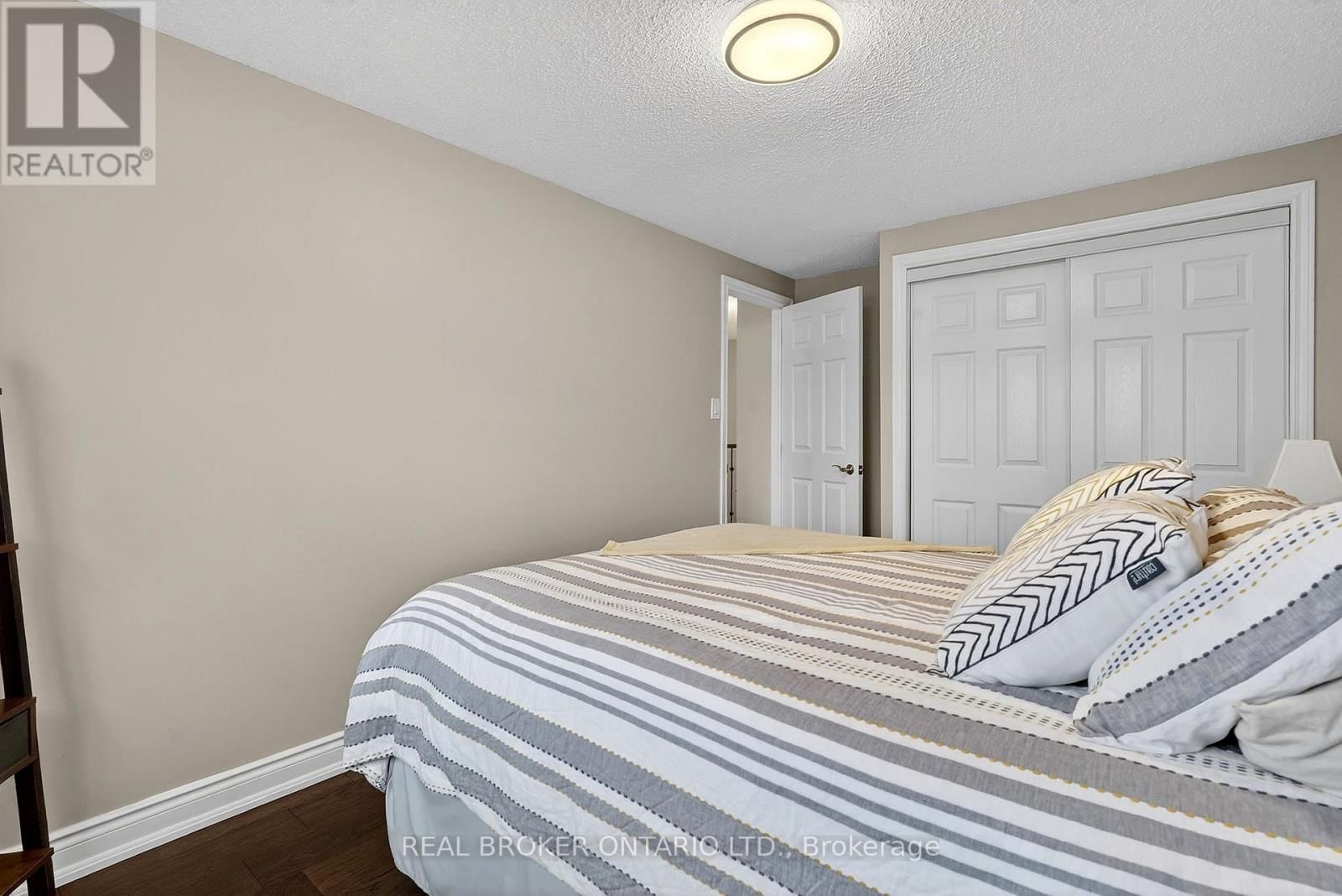 474 KNIGHTSBRIDGE CRESCENT Image 26