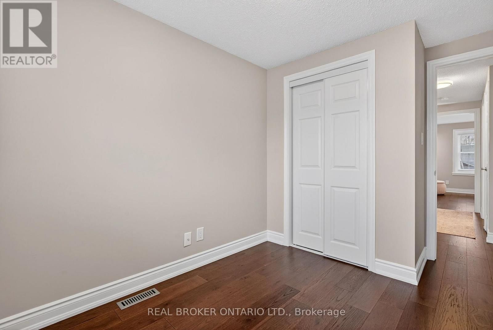 474 KNIGHTSBRIDGE CRESCENT Image 28