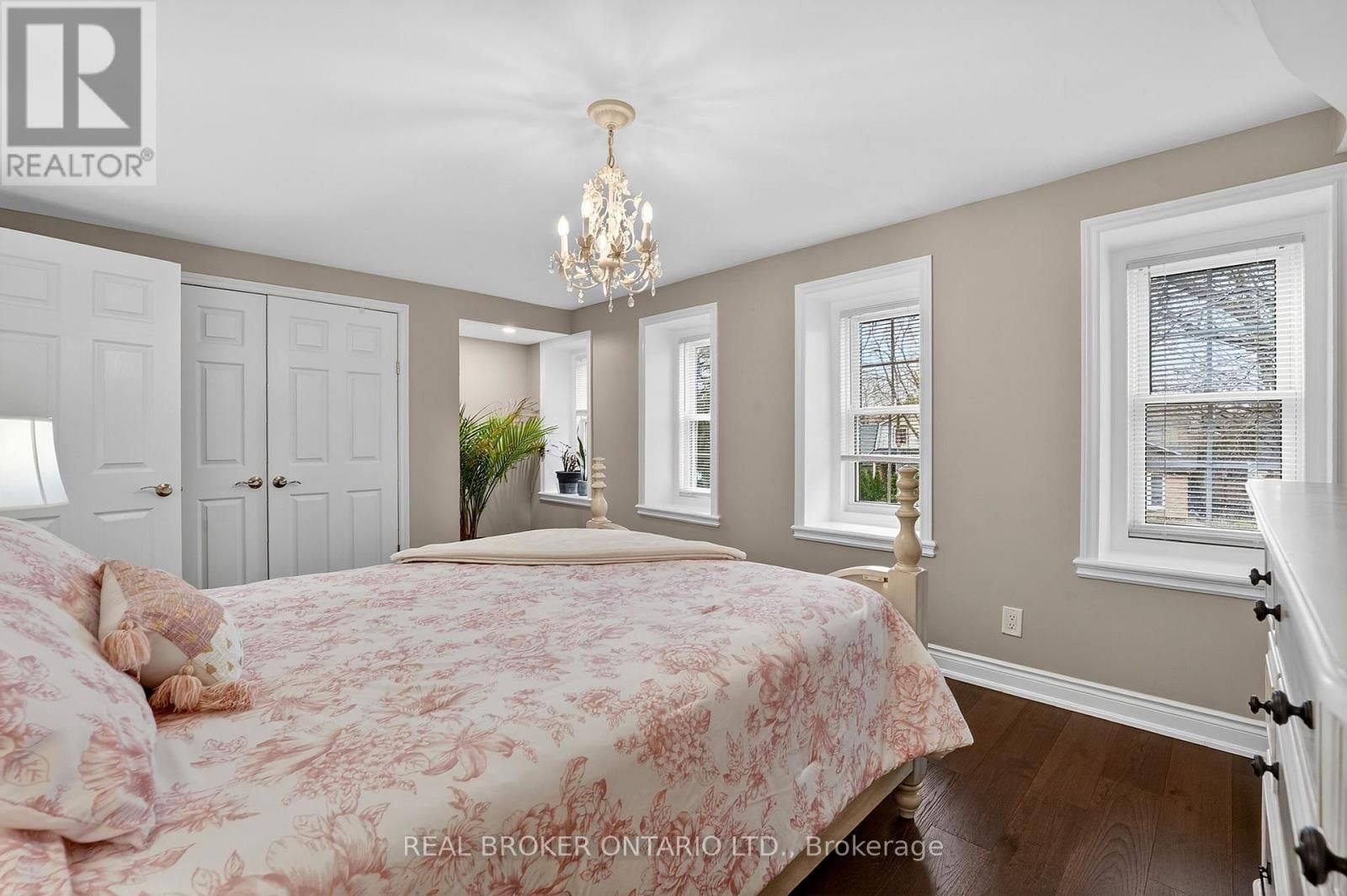 474 KNIGHTSBRIDGE CRESCENT Image 7