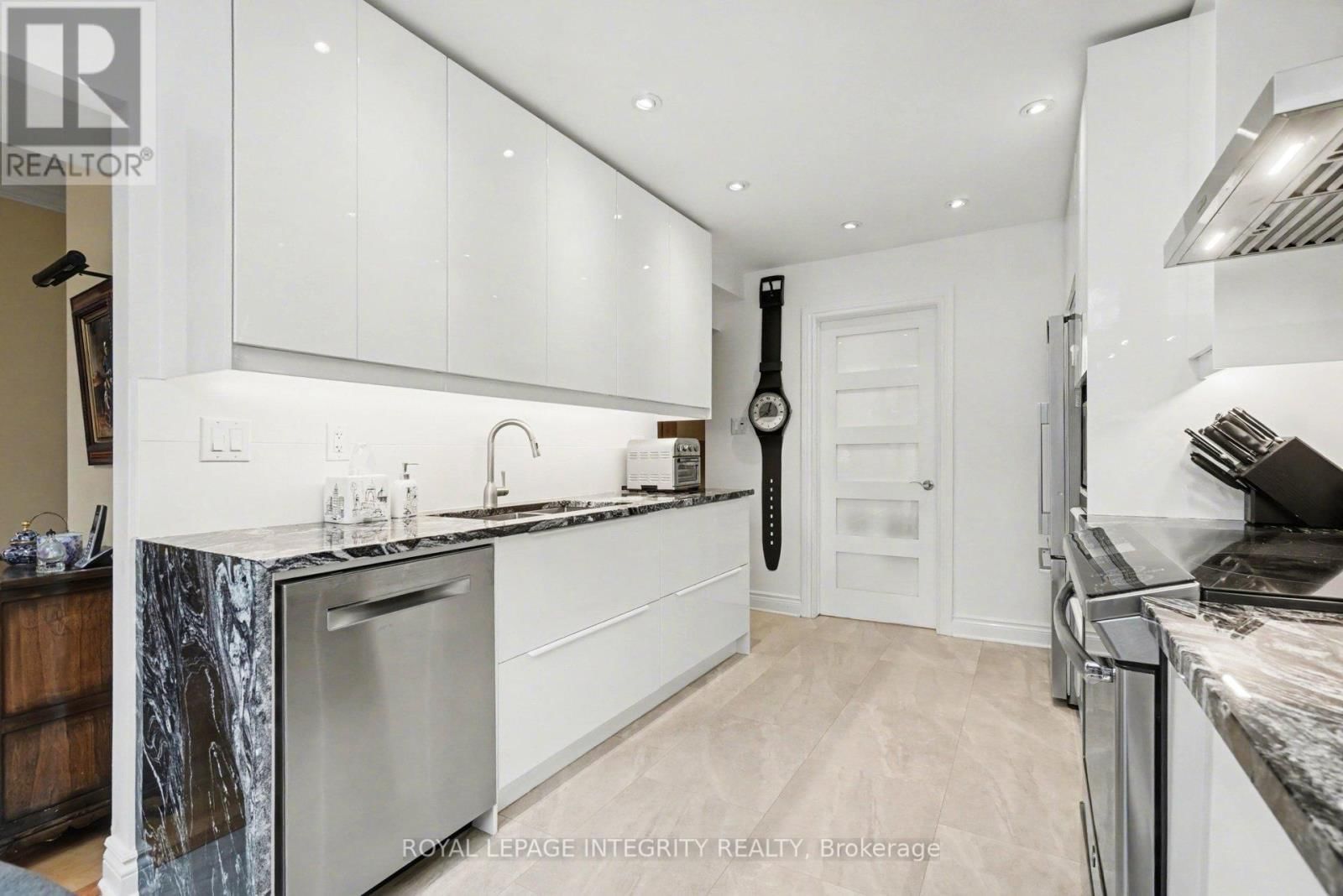 30 - 100 HILLSIDE DRIVE Image 14