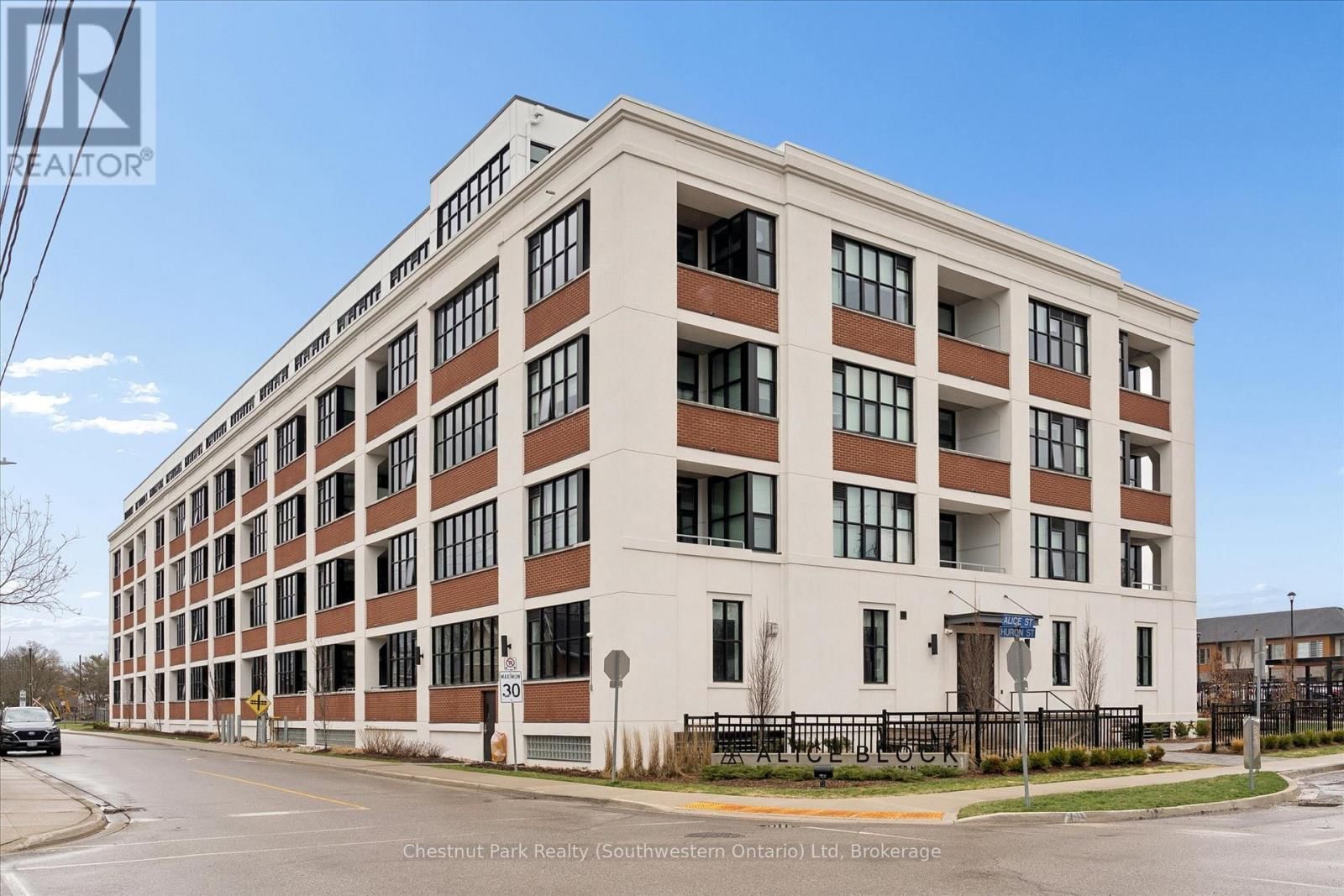 317 - 120 HURON STREET Image 34