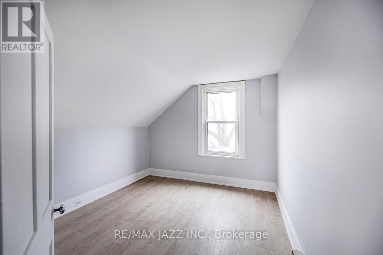 221 WALTON STREET Image 14