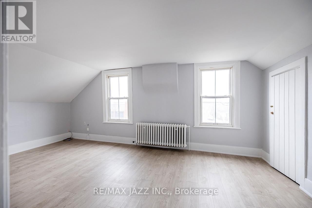 221 WALTON STREET Image 15