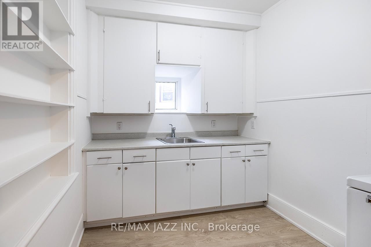 221 WALTON STREET Image 14