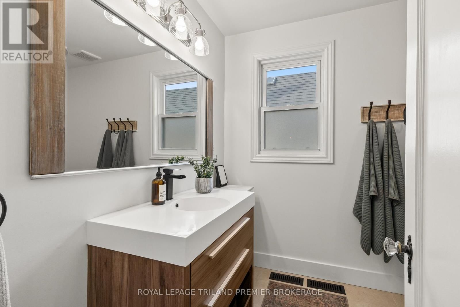 22 BRISCOE STREET EAST Image 18