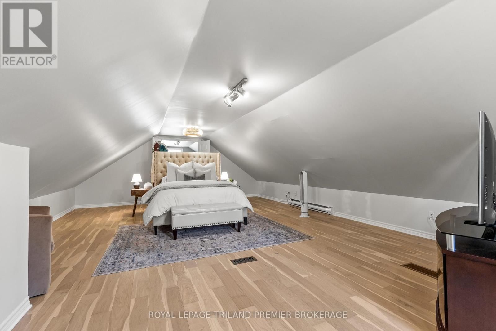 22 BRISCOE STREET EAST Image 21