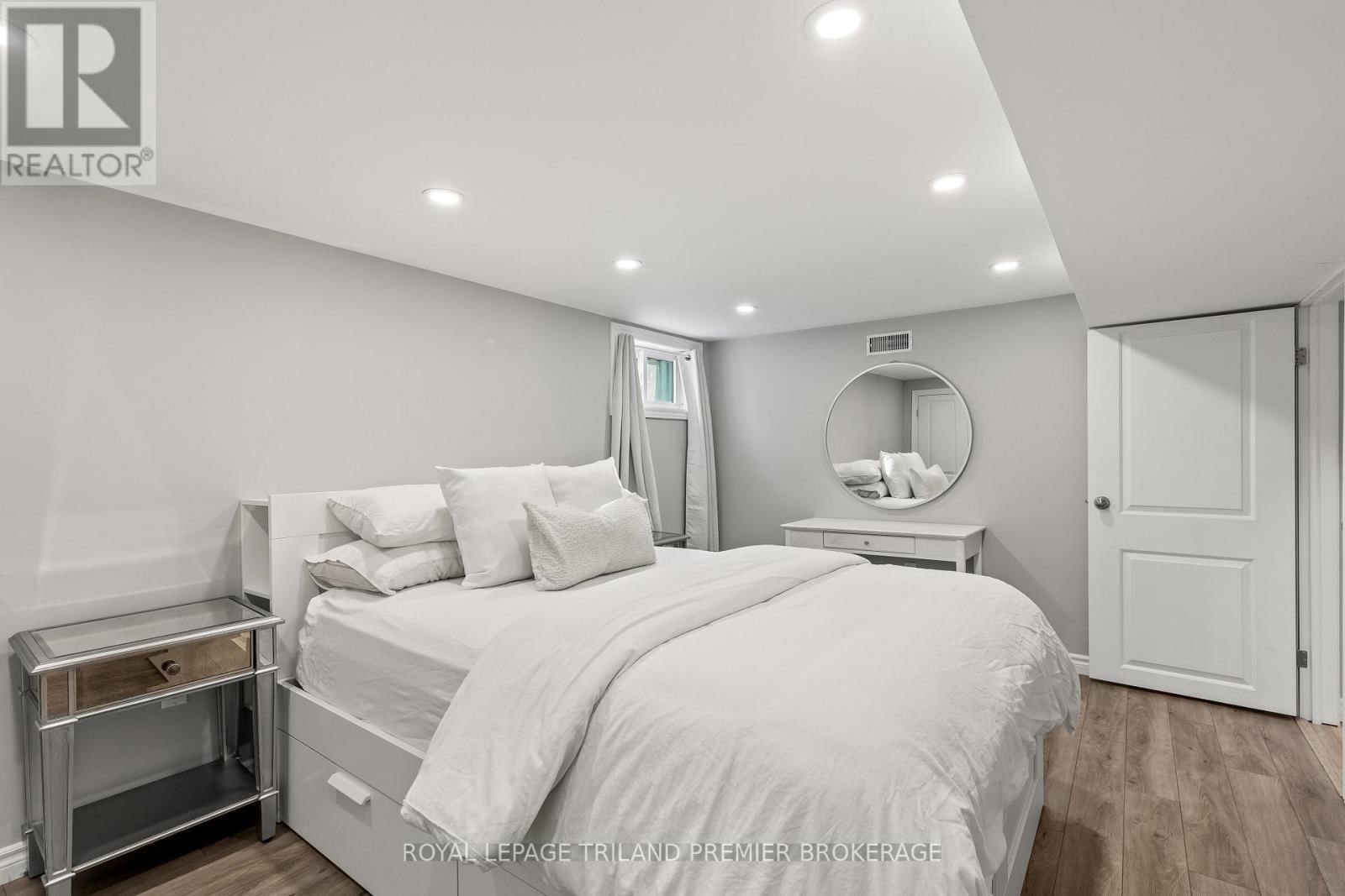 22 BRISCOE STREET EAST Image 31